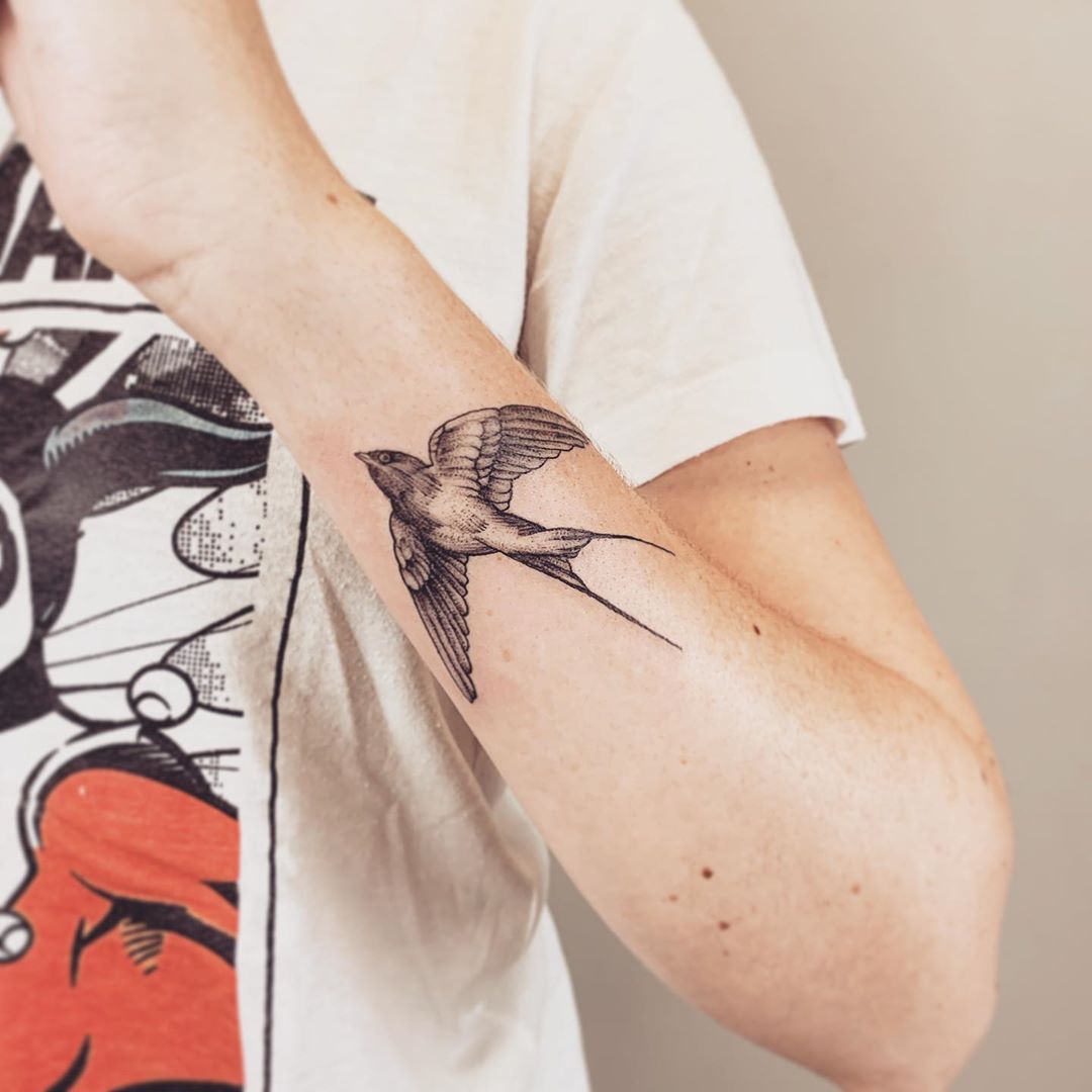 A Andorinha na Tatuagem: Simbologia e Significado