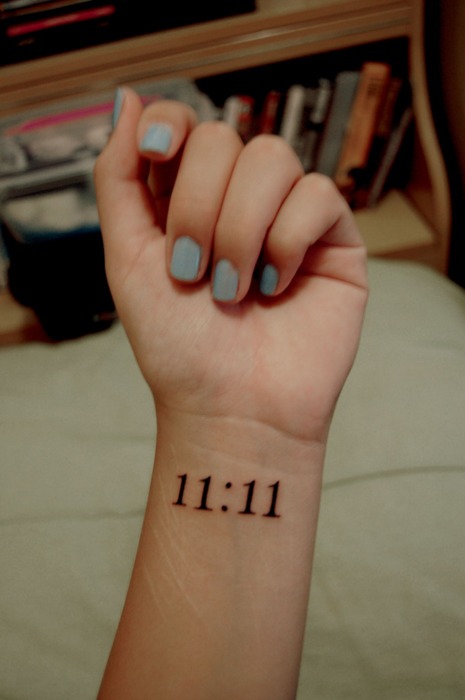 Significado da Tatuagem 11:11: Muito Mais do que Números