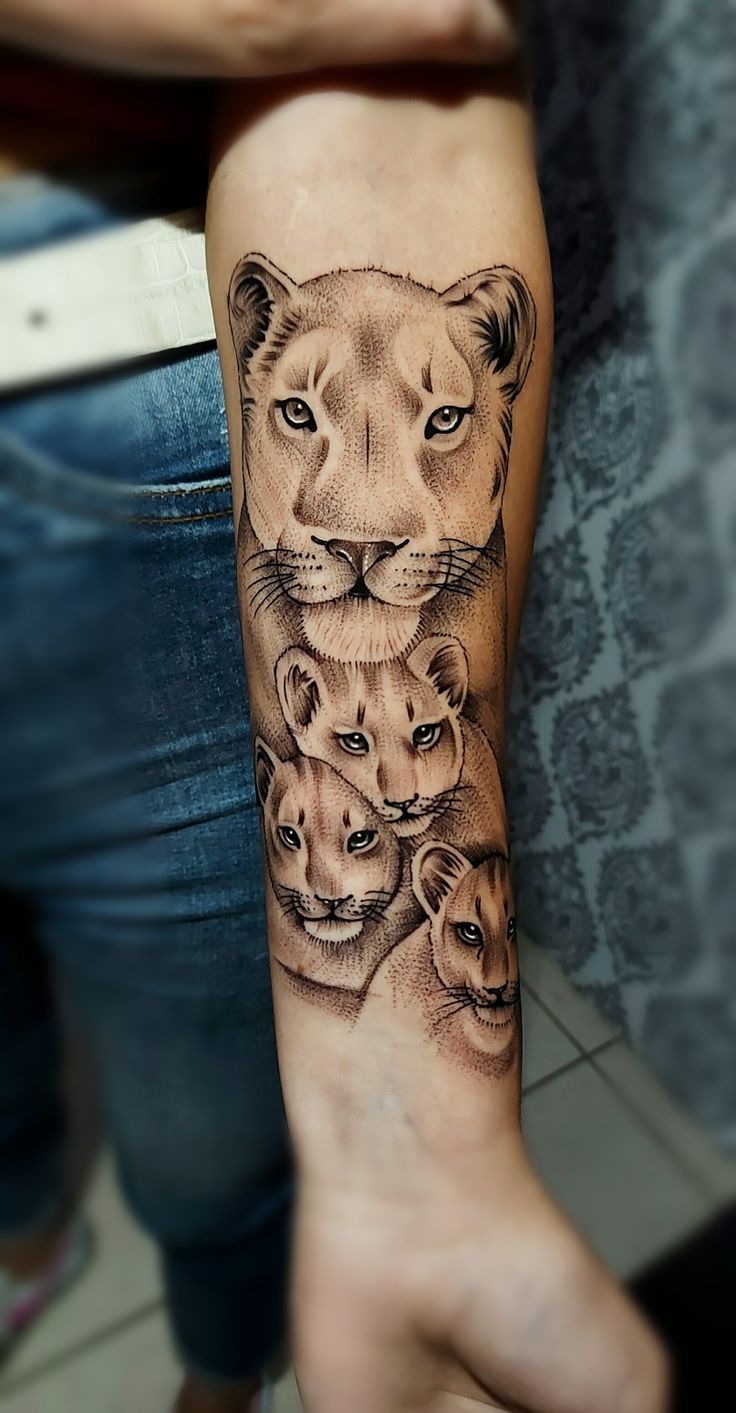 Significado da tatuagem leoa e filhote